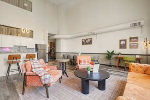 Living area - New Cozy 3BR Apt - Perfect for Families & Groups (Indianapolis)