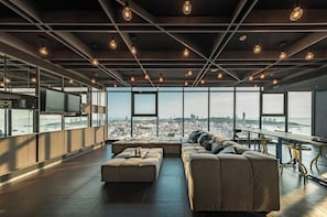 Lounge - The Base Central Cozy Stay With Infinity Pool (Pattaya)