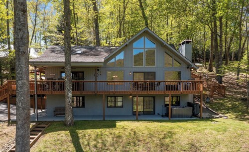 The Gateway : Long-Range Views, Hot Tub & Bunk Room | Sleeps 14