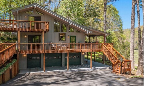 The Gateway : Long-Range Views, Hot Tub & Bunk Room | Sleeps 14