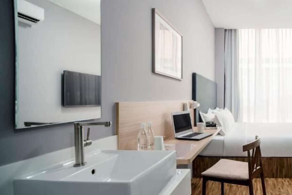 Kamar Double Deluks, 1 Tempat Tidur King, pemandangan kota | Meja kerja, ruang kerja ramah laptop, dan Wi-Fi gratis