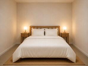 Ein Schlafzimmer mit einem großen Bett, zwei Nachttischen mit Lampen und einem hölzernen Kopfteil.