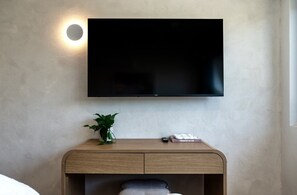 Smart TV - Darwin CBD Apartment with BBQ Facilities (Darwin City)