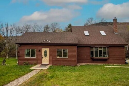 Cozy cottage minutes from Okemo Mtn.