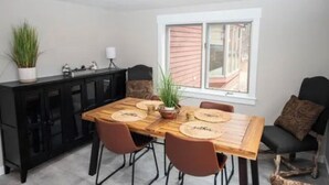 Dining - Cozy cottage minutes from Okemo Mtn. (Mount Holly)