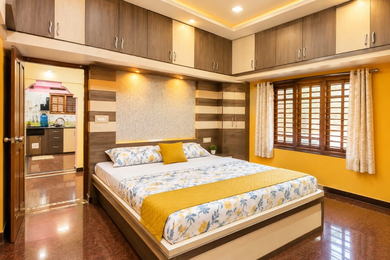 Une chambre à coucher avec un lit, une armoire et une fenêtre avec des rideaux.