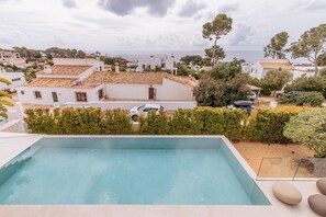 A swimming pool with a view of coastal buildings and a clear sky. - Villa Llum de Mar - Benissa, Costa Blanca (Benissa)