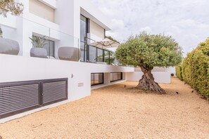 A modern building with a large tree in the courtyard. - Villa Llum de Mar - Benissa, Costa Blanca (Benissa)