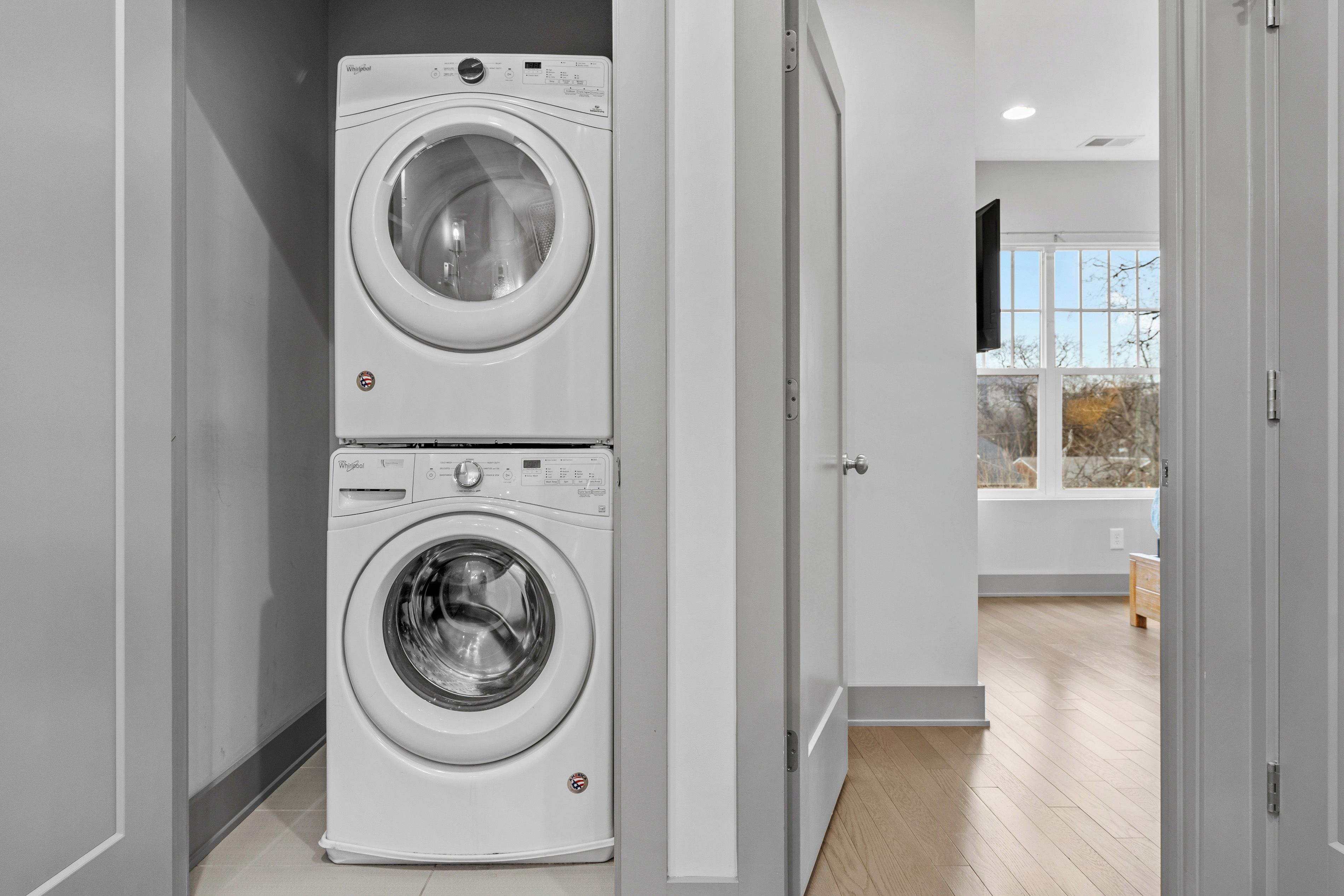 Una sala de lavandería con dos lavadoras apiladas.