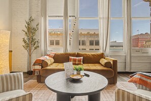Living area - New Stylish Indy Apt- Perfect for Groups - 3BR (Indianapolis)