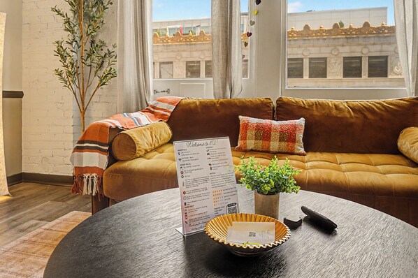 Living area - New Stylish Indy Apt- Perfect for Groups - 3BR (Indianapolis)