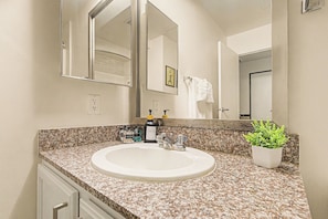 Bathroom - New Stylish Indy Apt- Perfect for Groups - 3BR (Indianapolis)