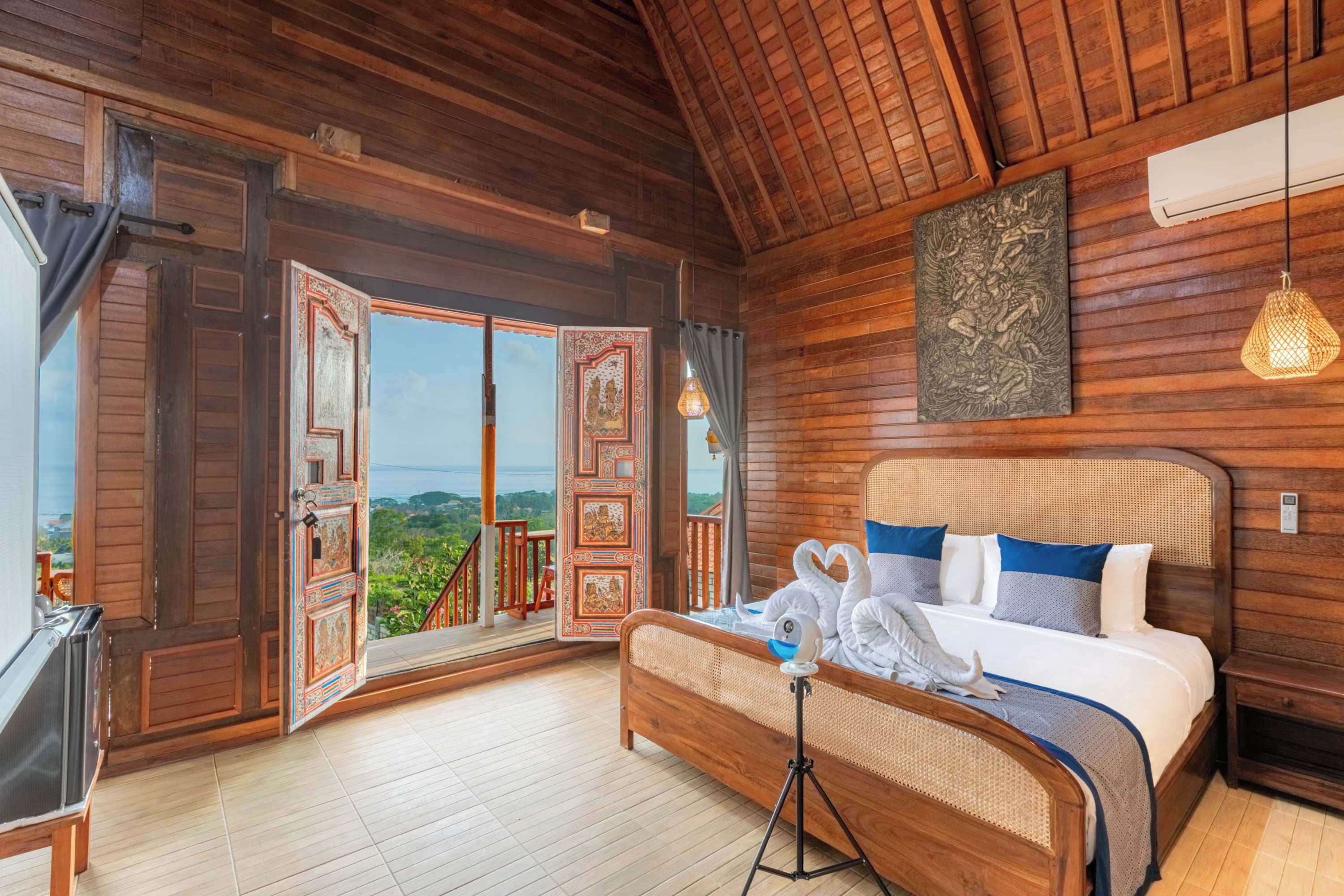 Una habitación con cama, escritorio y vista al exterior.