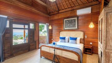 Una habitación de madera con una cama, un ventanal y vistas.