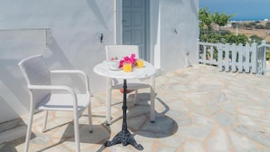 Deluxe Studio, Garden View | Outdoor dining - NOSTOS SIFNOS (Apollonia)