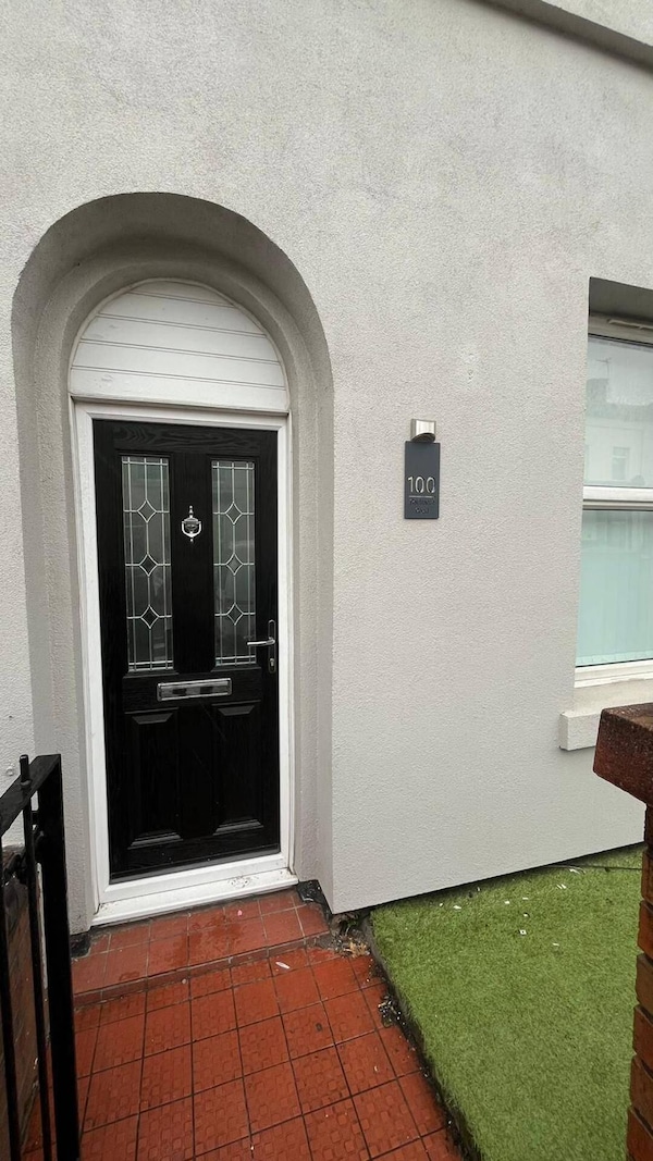 Anfield Apartment Sleeps 2 With Garden - Liverpool