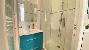 Bathroom - Vrbo Property (Nîmes)