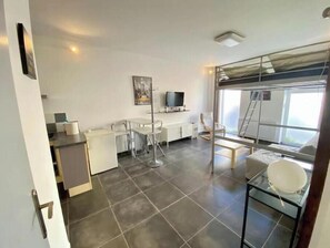 Living area - Apartment with Free Parking + Air Conditioning (Avignon)