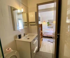 Unclassified image, 3 of 14, button - Vrbo Property (Nîmes)