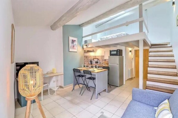 Living area - Vrbo Property (Nîmes)