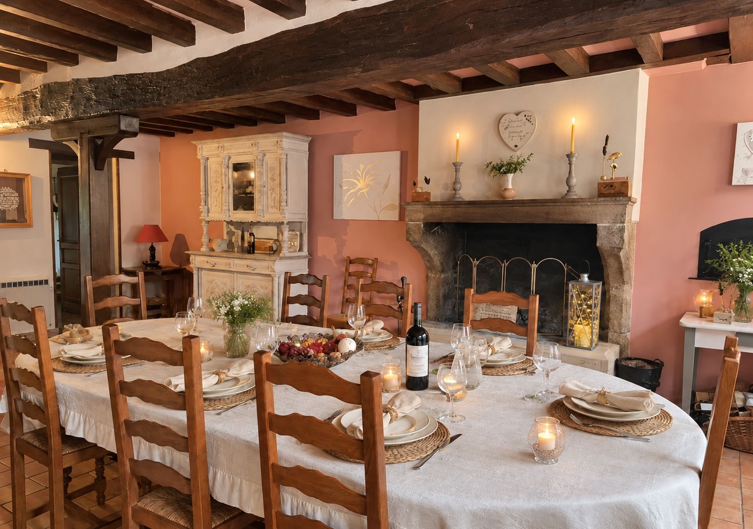 Ein Esszimmer mit einem runden Tisch, gedeckt für eine Mahlzeit, Holzstühlen, einem Kamin und einem an der Wand befestigten Regal mit dekorativen Gegenständen.