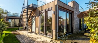 Modern Waterfront Villa Retreat for 4