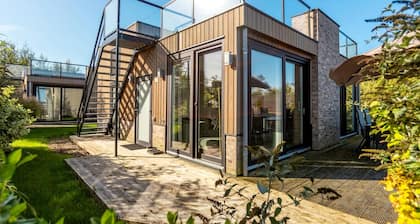 Modern Waterfront Villa Retreat for 4
