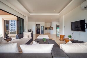 Una sala de estar moderna con un sofá, una mesa de centro y un televisor.