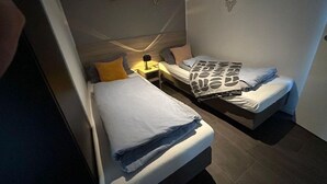 Ein Hotelzimmer mit zwei Betten, einem Nachttisch und Wanddekoration.