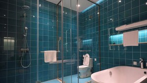 A modern bathroom with a glass-enclosed shower, a toilet, and a freestanding bathtub. - Nanxianglou Art Hotel (Shenzhen)