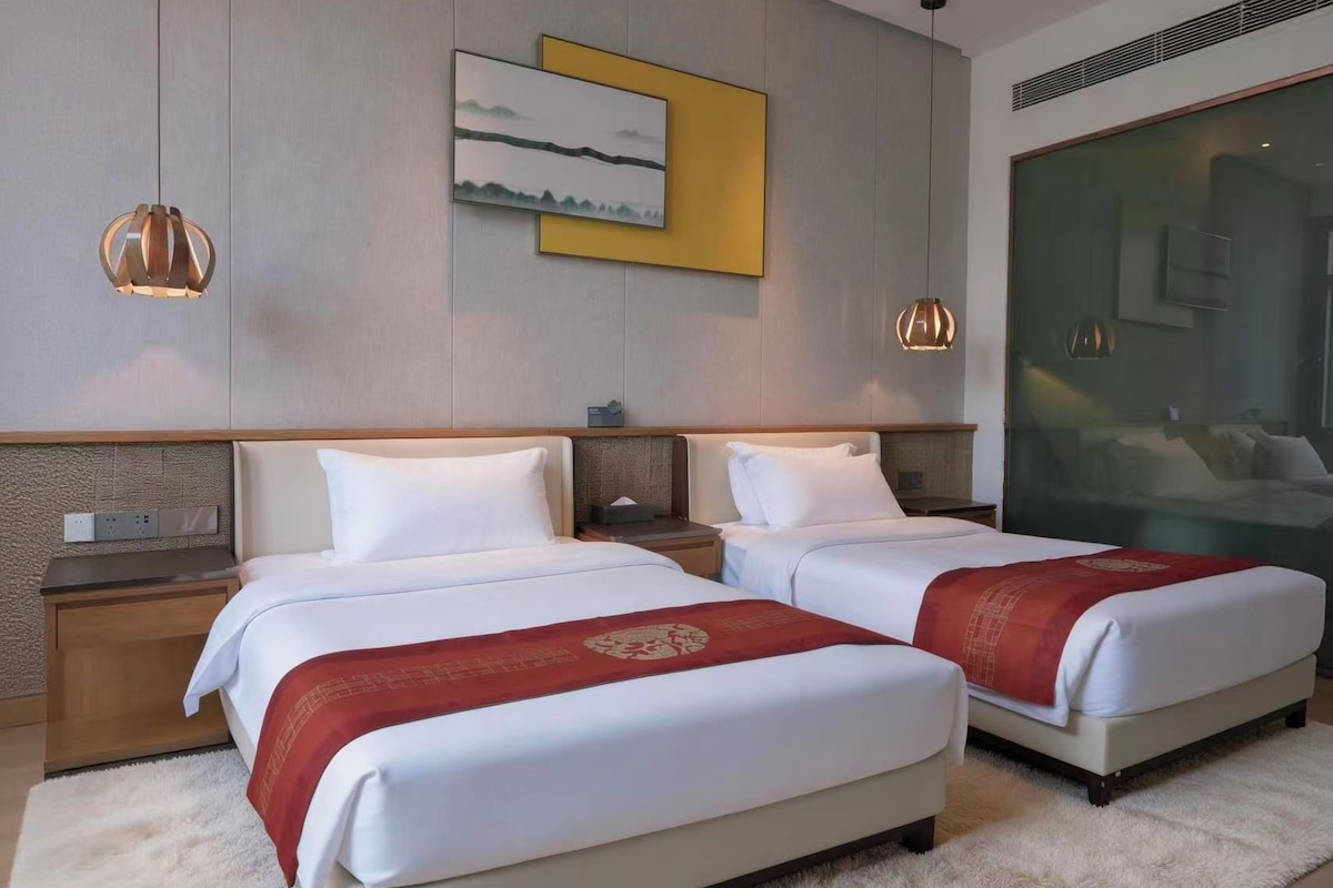 Kamar Twin Deluks | Brankas, meja kerja, ruang kerja ramah laptop, dan tirai kedap cahaya