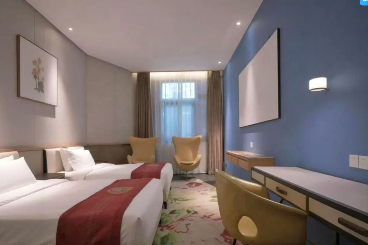 Kamar Twin Comfort | Brankas, meja kerja, ruang kerja ramah laptop, dan tirai kedap cahaya