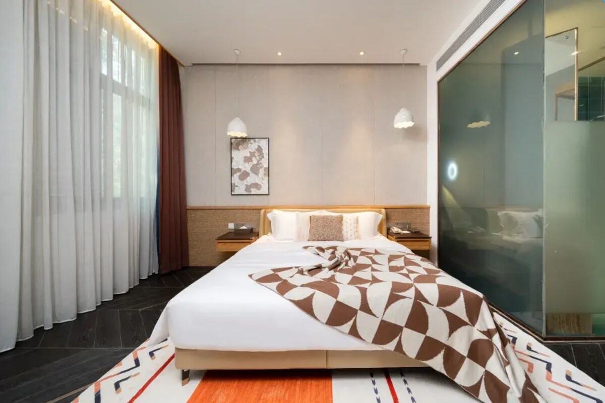 Kamar Double Basic, pemandangan kota | Brankas, meja kerja, ruang kerja ramah laptop, dan tirai kedap cahaya