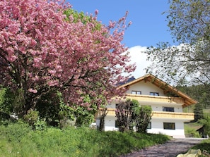 A two-story building with a sloped roof and a balcony. - Studio - Eiblhof, Austria (Schladming)