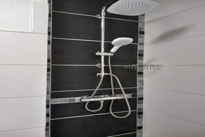 Een douche met een handdouche en een regendouche.