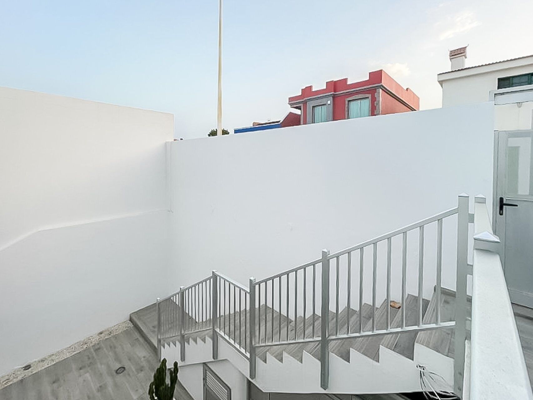 Eine Treppe mit Metallgeländern, die zu einer oberen Ebene führt.