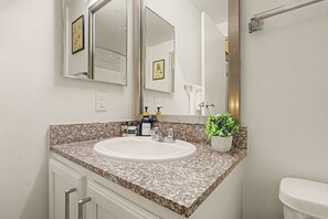 Bathroom - New 6BR Two Unit - Perfect for Large Groups (Indianapolis)