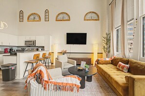 Living area - New 6BR Two Unit - Perfect for Large Groups (Indianapolis)