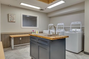 A laundry facility with a sink, two washing machines, a bench, and a window. - 1 Mi to Oakland City University: Modern Apt (Oakland City)
