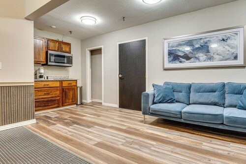 1 Mi to Oakland City University: Modern Apt