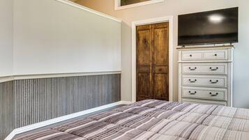Iron/ironing board, internet, bed sheets