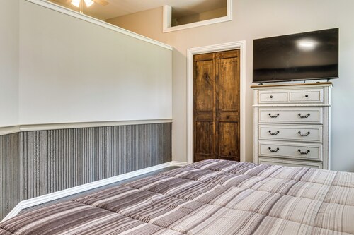 1 Mi to Oakland City University: Modern Apt