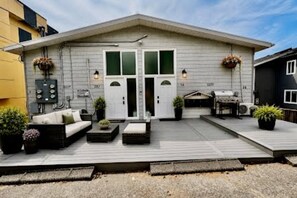 A two-story house with a front porch, a dining area, and a garage. - Modern 2BR/2BA in Queen Anne | Near Seattle Center / Seattle Downtown (Seattle)