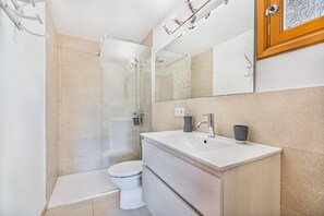 A modern bathroom with a shower, toilet, and vanity. - Romantic Country Hideaway in Pollensa (Pollença)