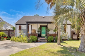 A single-story house with a front porch, a door, and a small garden with various plants. - 2 Mi to Atlantic Beach! Family Escape w/ Gas Grill (Morehead City)