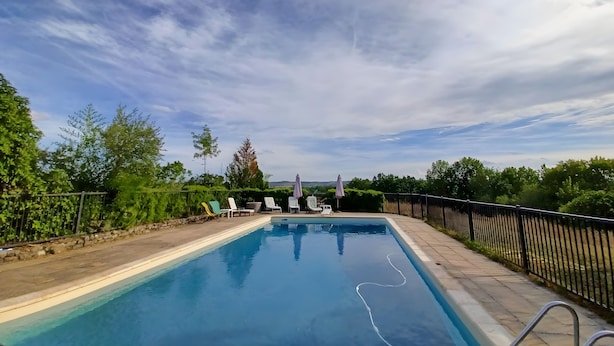 Una piscina amb gandules i vista al cel.