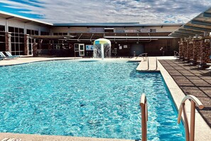 A swimming pool with a water fountain, lounge chairs, and a covered area with a roof. - Extended Stay w/ Pool Access, Near Queen Creek (San Tan Valley)