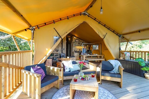 Luxury Waterfront Safari Lodge