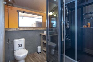Bathroom - Luxury Waterfront Safari Lodge (Almere)