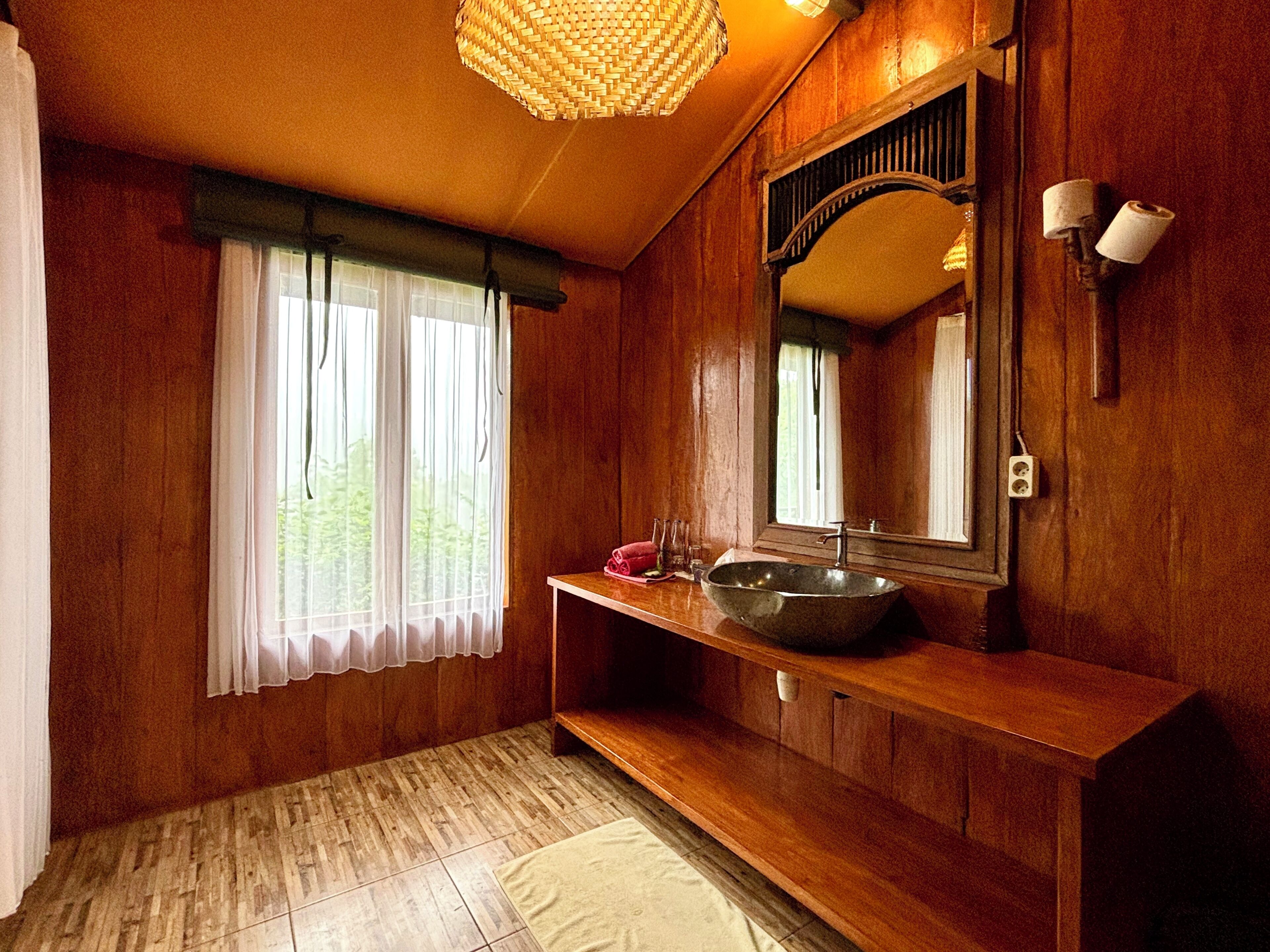 Een douche, een haardroger, een bidet, handdoeken